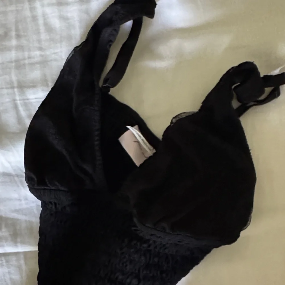 Black Ruched Crop tank Top - Picture 4 of 4